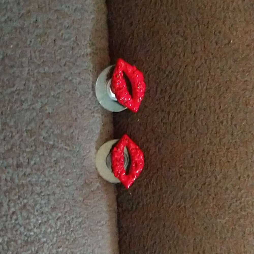 Betsey Johnson red kiss lips earrings